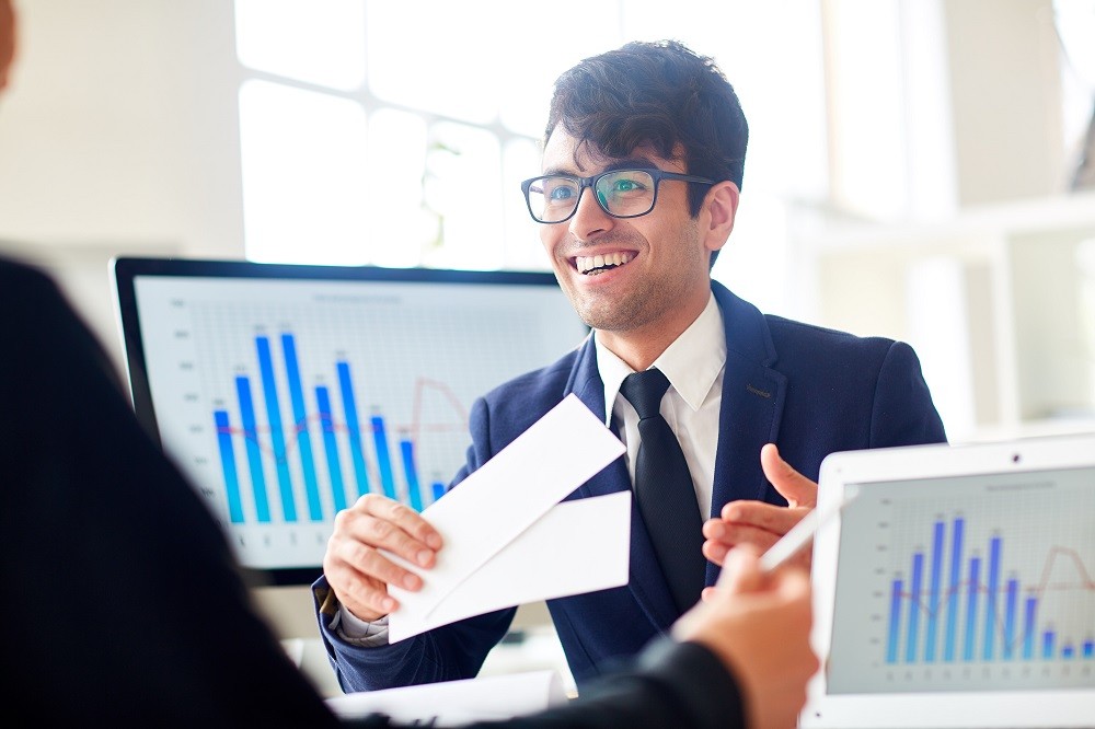 Persona con recibo de financiamiento