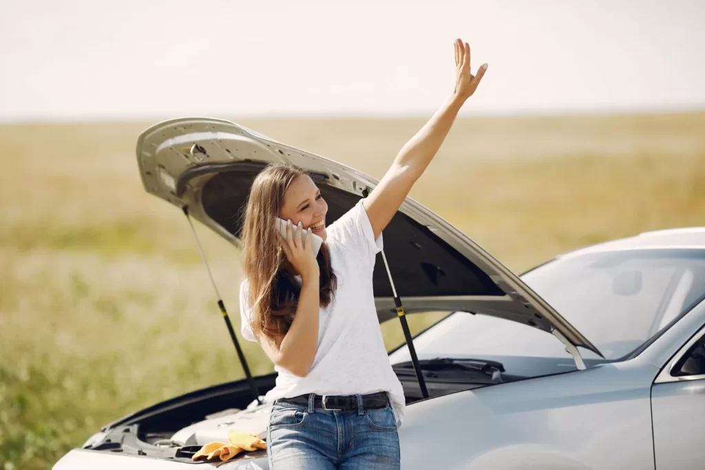 mujer-cerca-auto-roto-pide-ayuda-jpg